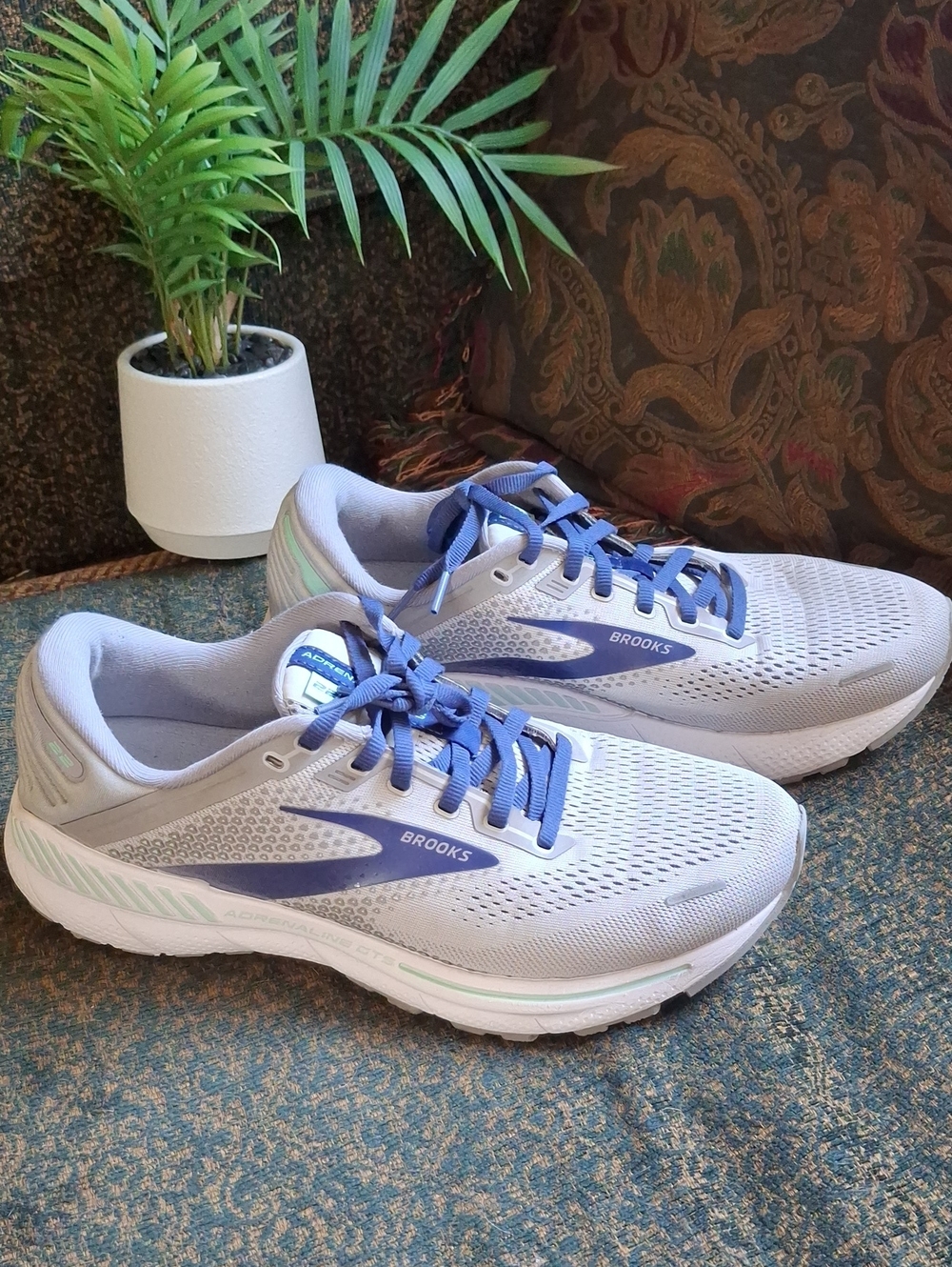 Brooks Adrenaline GTS 22 Women's Running Sneakers.  Size 10 Wide.